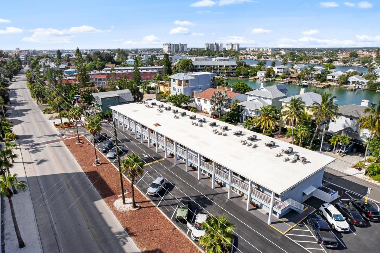 Funshine Sunset Beach St. Pete Beach Exterior photo