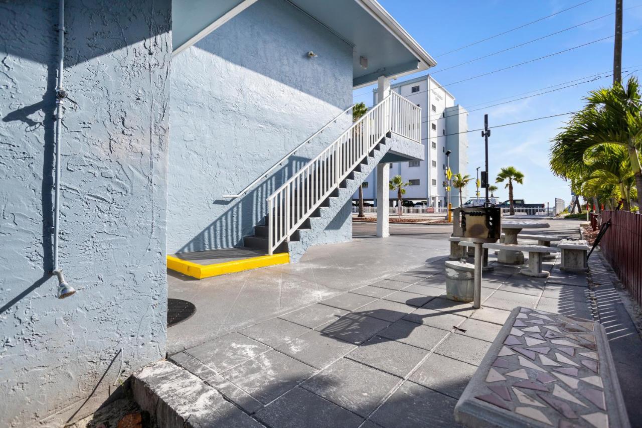 Funshine Sunset Beach St. Pete Beach Exterior photo