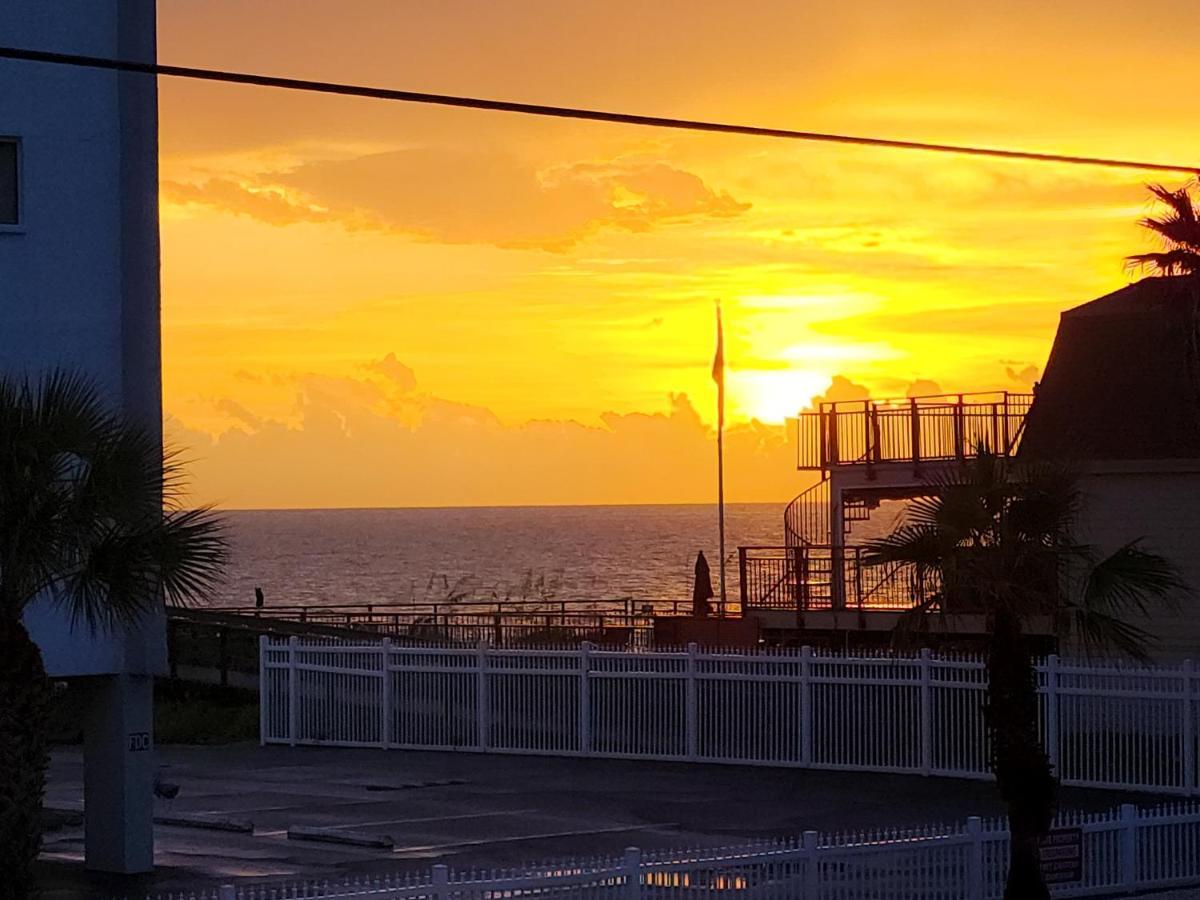 Funshine Sunset Beach St. Pete Beach Exterior photo