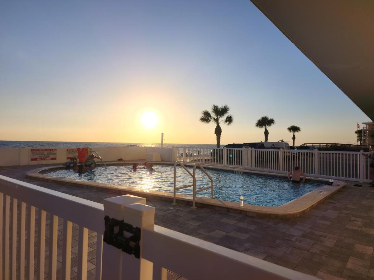 Funshine Sunset Beach St. Pete Beach Exterior photo