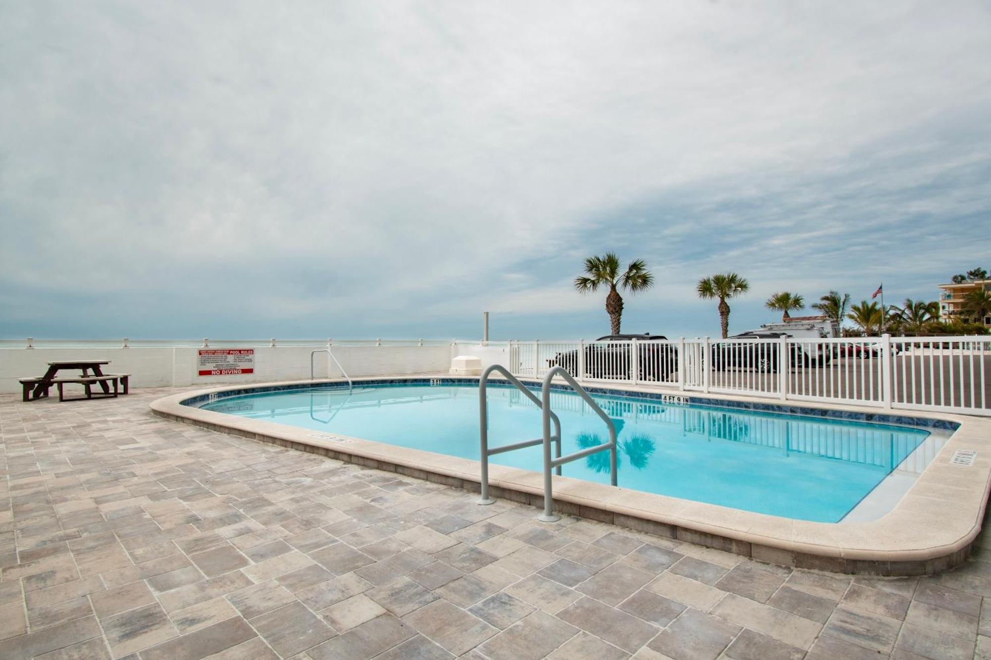 Funshine Sunset Beach St. Pete Beach Exterior photo
