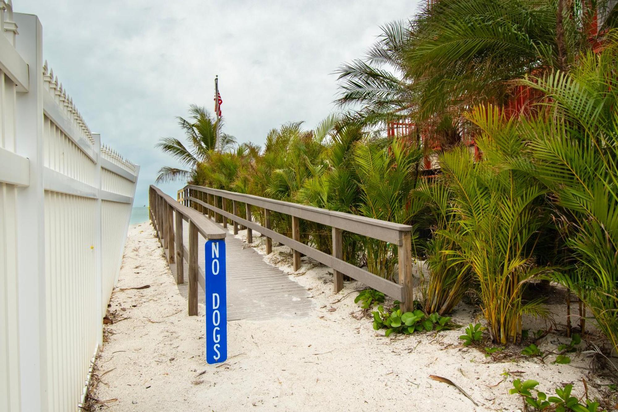 Funshine Sunset Beach St. Pete Beach Exterior photo